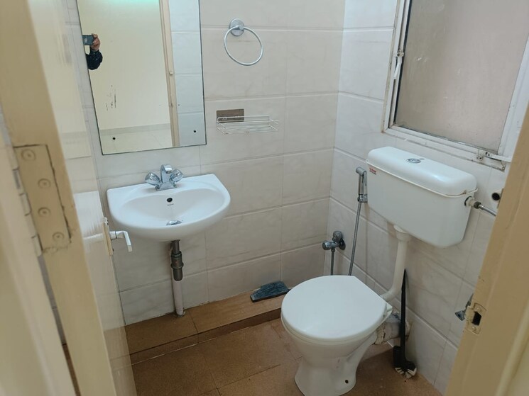 Bathroom, dlf-oakwood-estate 3 Bedroom 1566 Sq.Ft. Apartment In Dlf Phase ii Gurgaon 8975467