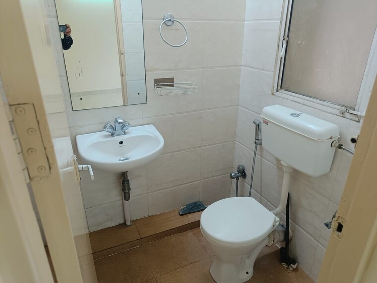 Bathroom, dlf-oakwood-estate 3 Bedroom 1566 Sq.Ft. Apartment In Dlf Phase ii Gurgaon 8975467