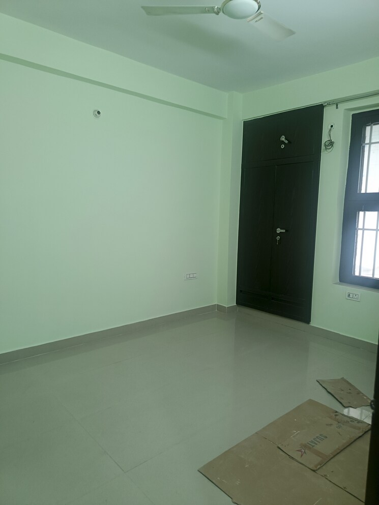 Room, sector 31 3 Bedroom 200 Sq.Mt. Independent House In Sector 31 Noida 8975496