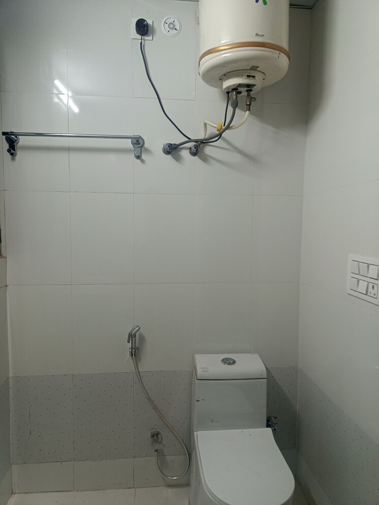 Bathroom, sector 31 3 Bedroom 200 Sq.Mt. Independent House In Sector 31 Noida 8975496