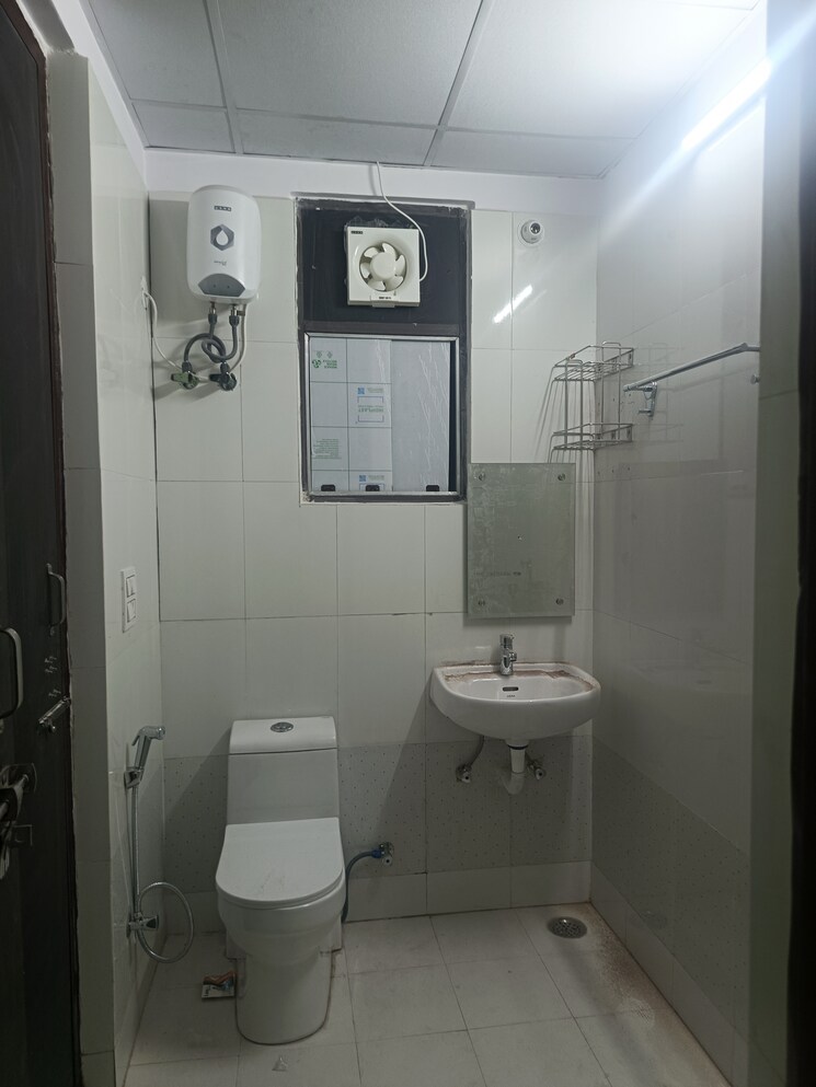 Bathroom, sector 31 3 Bedroom 200 Sq.Mt. Independent House In Sector 31 Noida 8975496