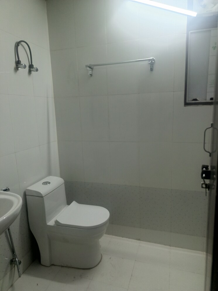Bathroom, sector 31 3 Bedroom 200 Sq.Mt. Independent House In Sector 31 Noida 8975496