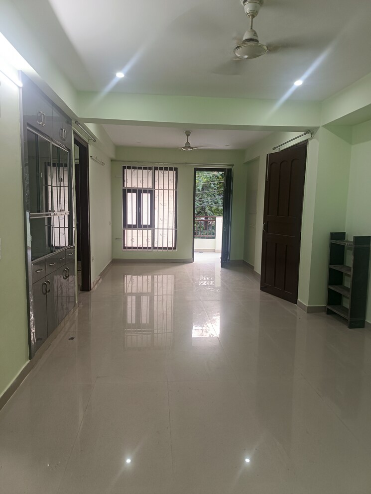 undefined, sector 31 3 Bedroom 200 Sq.Mt. Independent House In Sector 31 Noida 8975496