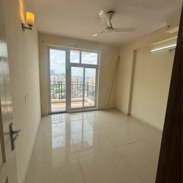 Room in 3 BHK Apartment at Omaxe The Palace, Sushant Golf City – for Rent