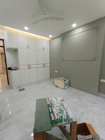 Room in 3 BHK Apartment at Jahaz Apartments, Paschim Vihar – for Rent