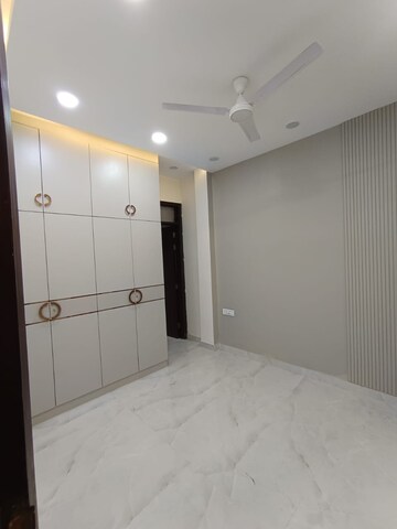 Room in 3 BHK Apartment at Jahaz Apartments, Paschim Vihar – for Rent