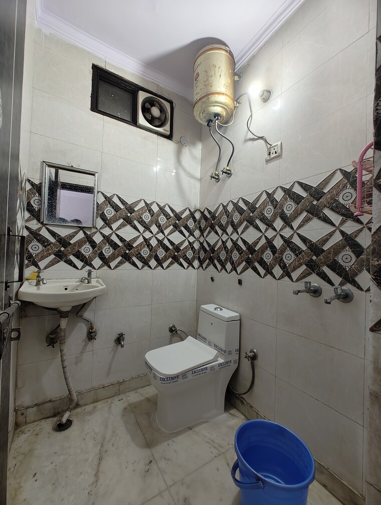 Bathroom, govindpuri 2 Bedroom 55 Sq.Yd. Builder Floor In Govindpuri Delhi 8975653
