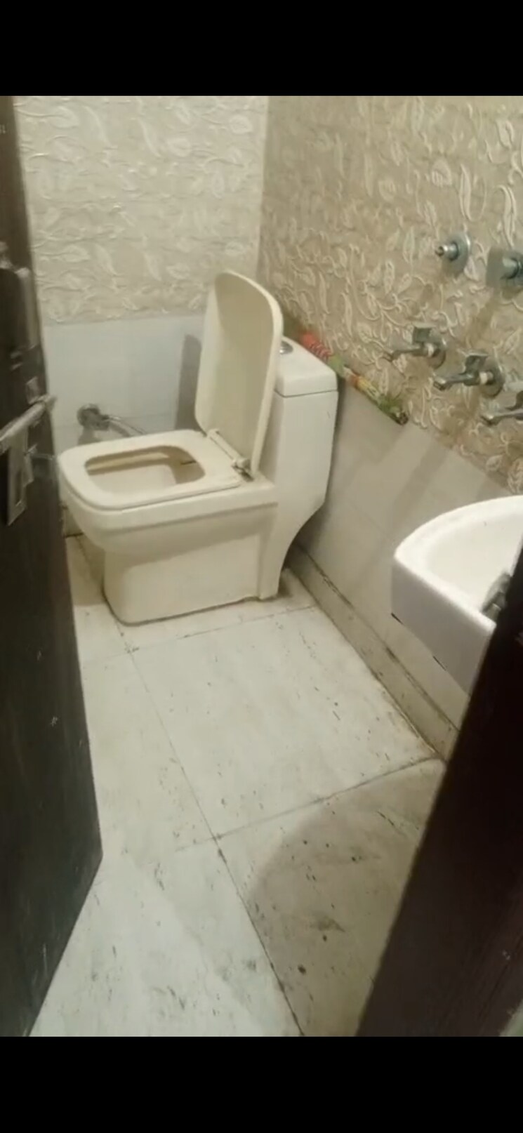 Bathroom, uttam nagar 2.5 Bedroom 55 Sq.Yd. Builder Floor In Uttam Nagar Delhi 8975679