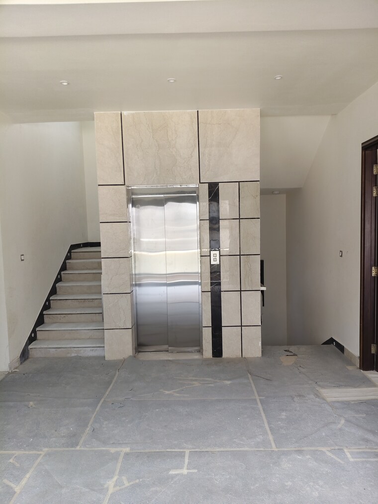 Room, tilak nagar 6 Bedroom 7350 Sq.Ft. Villa In Tilak Nagar Kanpur 8975845