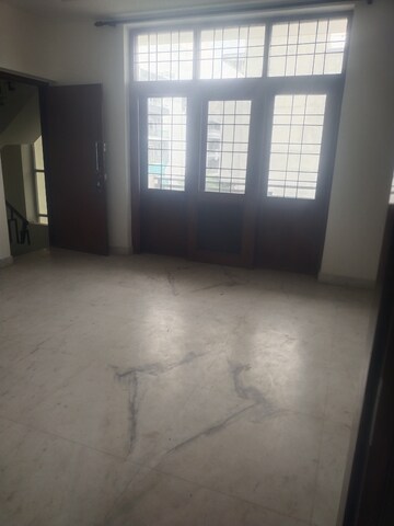 Room in 2 BHK Builder Floor at Sector 43 – for Rent