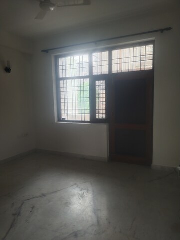 Room in 2 BHK Builder Floor at Sector 43 – for Rent
