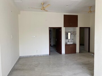 Room in 2 BHK Builder Floor at Sector 43 – for Rent