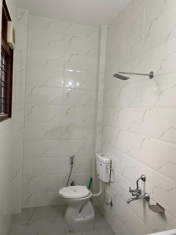 Bathroom in 2 BHK Builder Floor at Sector 43 – for Rent