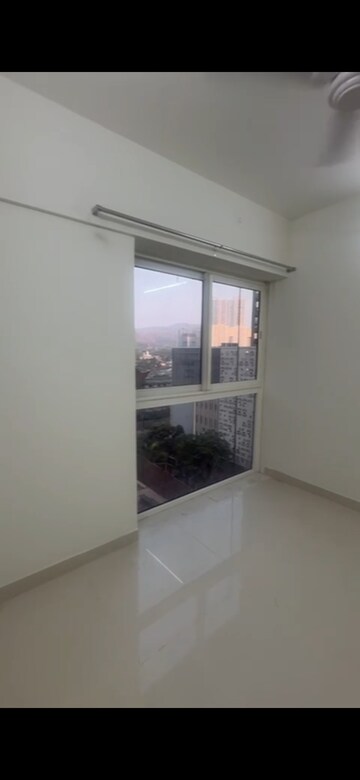 Room in 2 BHK Apartment at Sierra Towers, Kandivali East – for Rent