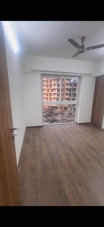 Room in 2 BHK Apartment at Sierra Towers, Kandivali East – for Rent