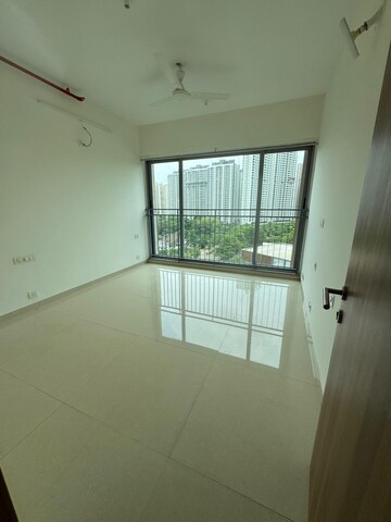 Room in 3 BHK Apartment at Kalpataru The Sunrise, Kolshet Road – for Rent