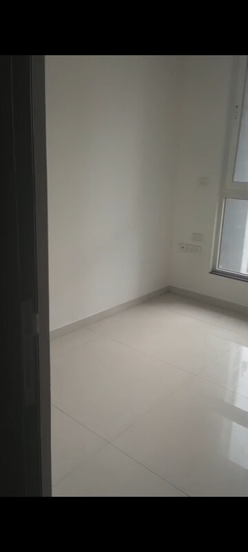 Room in 2 BHK Apartment at Sheth Zuri, Laxmi Nagar – for Rent