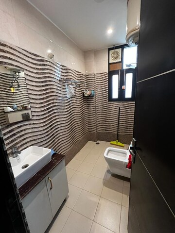 Attached Bathroom in 1 BHK Builder Floor at Sector 43 – for Rent