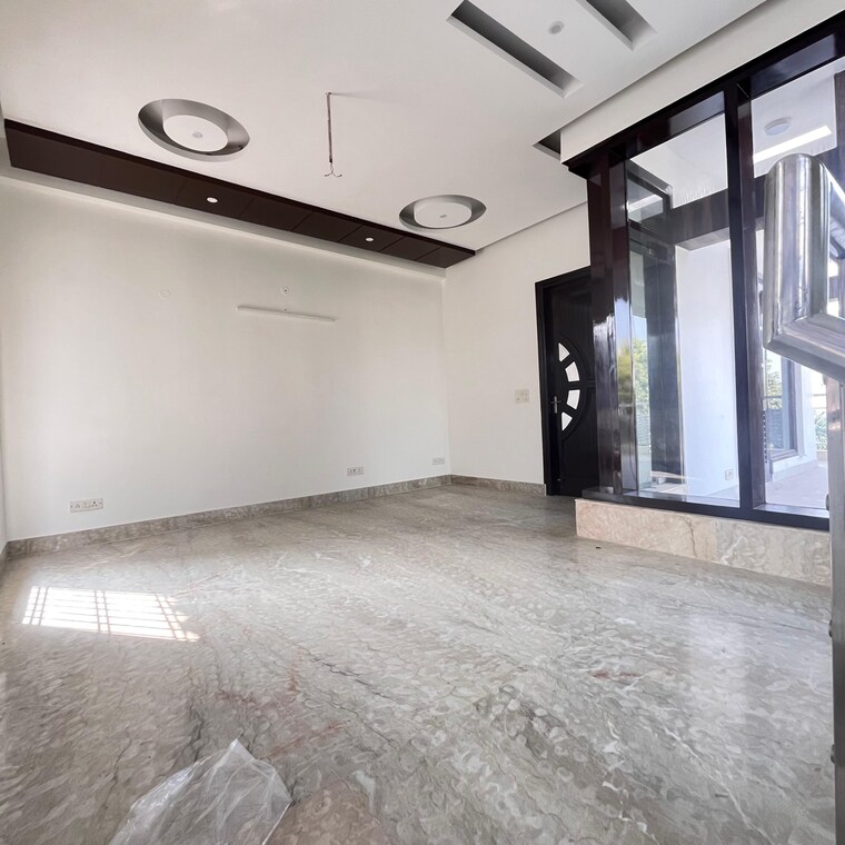 Room, sector 55  400 Sq.Mt. Plot In Sector 55 Noida 8976383