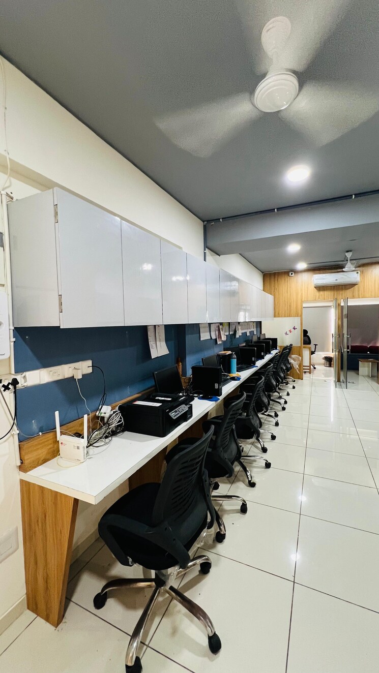 Team Area, sun-westbank Commercial Office Space 790 Sq.Ft. In Navrangpura Ahmedabad 8976415