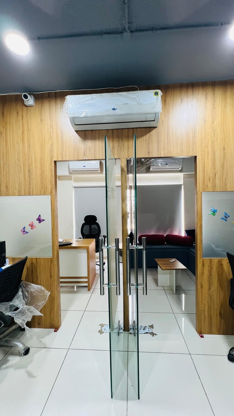 Team Area, sun-westbank Commercial Office Space 790 Sq.Ft. In Navrangpura Ahmedabad 8976415