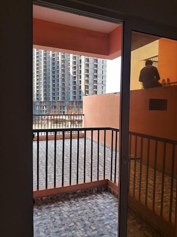 Room in 2 BHK Apartment at Landcraft Golf Links, Pandav Nagar – for Sale