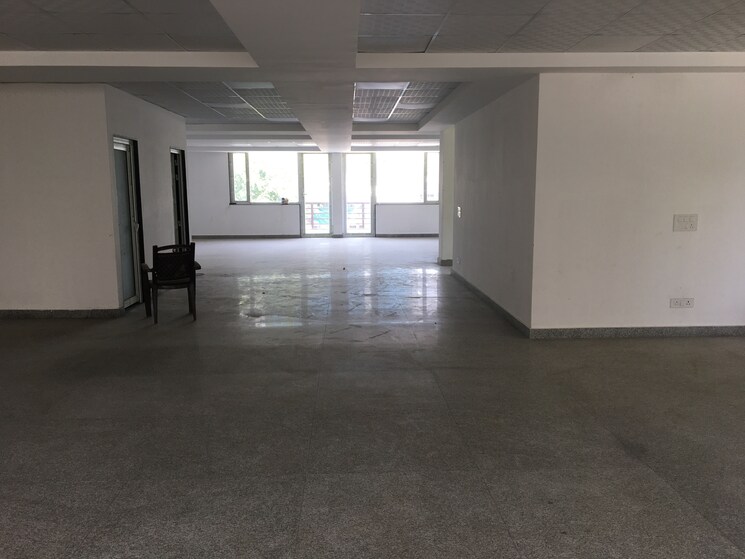 Room, sector 63 Commercial Office Space 19000 Sq.Ft. In Sector 63 Noida 8976548