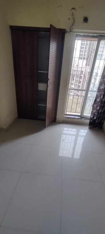 Room in 1 BHK Apartment at Raunak Unnathi Woods Phase 6, Ghodbunder Road – for Rent