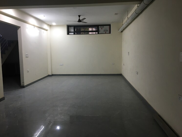 Room, sector 63 Commercial Office Space 20000 Sq.Ft. In Sector 63 Noida 8976641