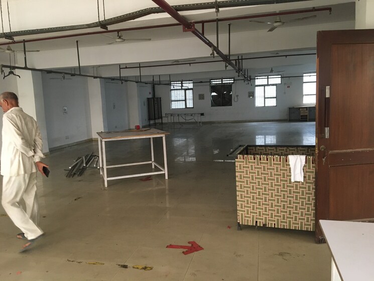  Parking, sector 63 Commercial Office Space 20000 Sq.Ft. In Sector 63 Noida 8976641