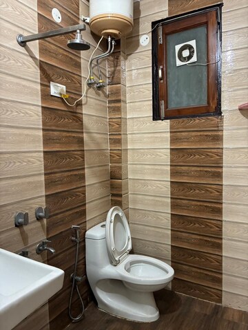 Bathroom in 1 BHK Builder Floor at Sector 43 – for Rent