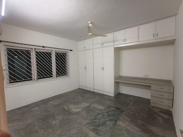 Room in 3 BHK Apartment at Suryamukhi Garden Apartment, Vittal Mallya Road – for Rent