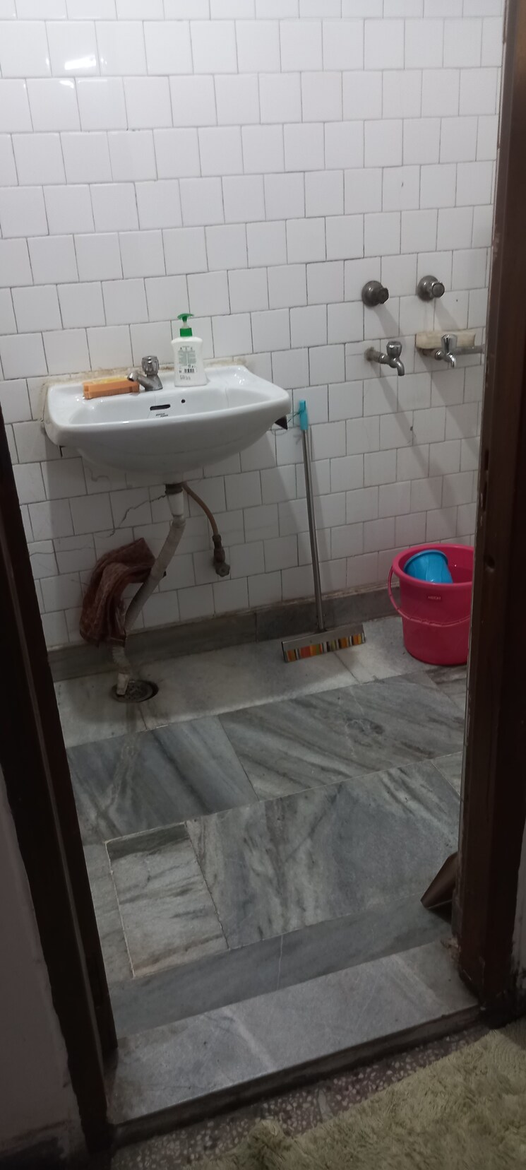 Attached Bathroom, ip extension 1 RK 500 Sq.Ft. Apartment In Ip Extension Delhi 8977086