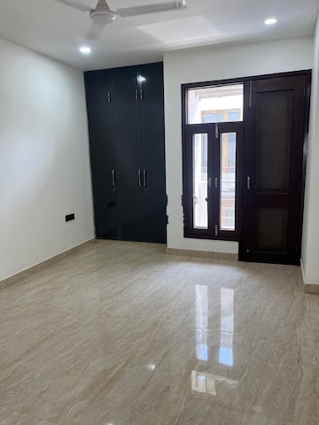 Room in 4 BHK Apartment at DLF Garden Villas, Sector 43 – for Rent