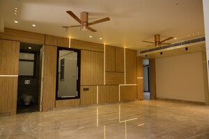 Room in 4 BHK Builder Floor at Unitech South City 1, South City 1 – for Sale