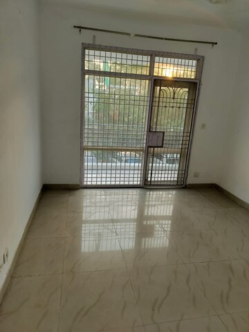 Room in 3 BHK Apartment at ERA Redwood Residency, Sector 78 – for Rent