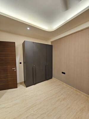 Room in 4 BHK Builder Floor at Unitech South City 1, South City 1 – for Sale