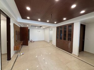 Parking in 4 BHK Builder Floor at Unitech South City 1, South City 1 – for Sale