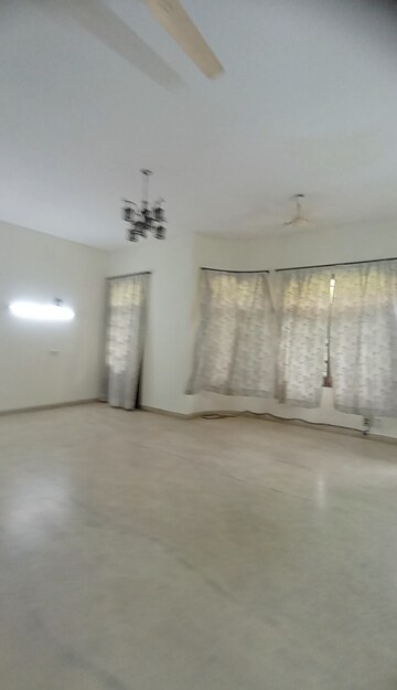 Room in 5 BHK Independent House at Sector 14 – for Rent