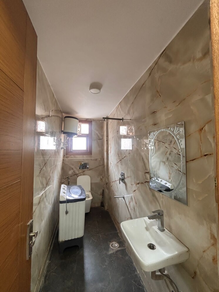 Attached Bathroom, paryavaran complex 1 Bedroom 450 Sq.Ft. Builder Floor In Paryavaran Complex Delhi 8977414
