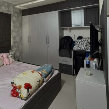 Bedroom in 2 BHK Apartment at Goregaon East – for Rent