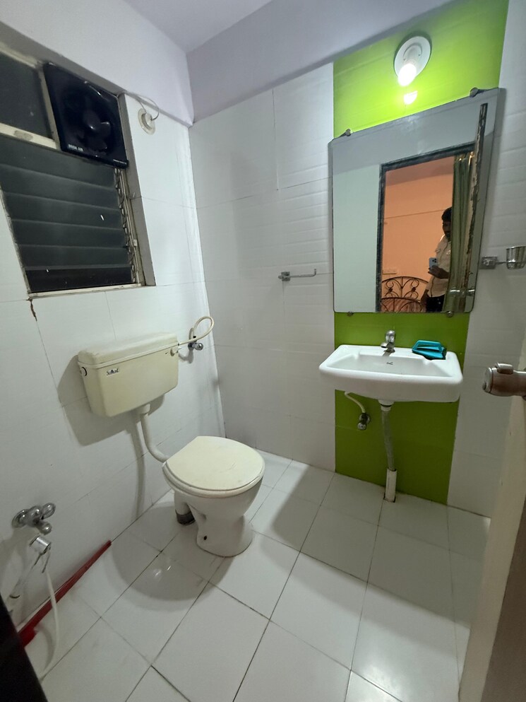 Bathroom, bu-bhandari-kaasp-countyy 3 Bedroom 1200 Sq.Ft. Apartment In Wakad Pune 8977469