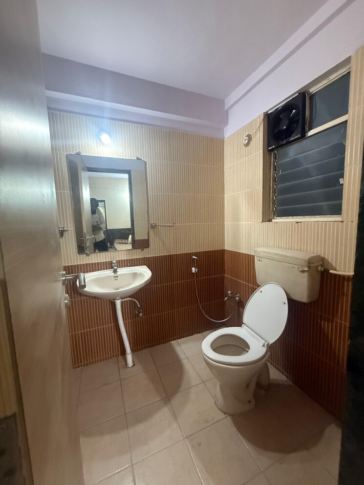 Bathroom, bu-bhandari-kaasp-countyy 3 Bedroom 1200 Sq.Ft. Apartment In Wakad Pune 8977469
