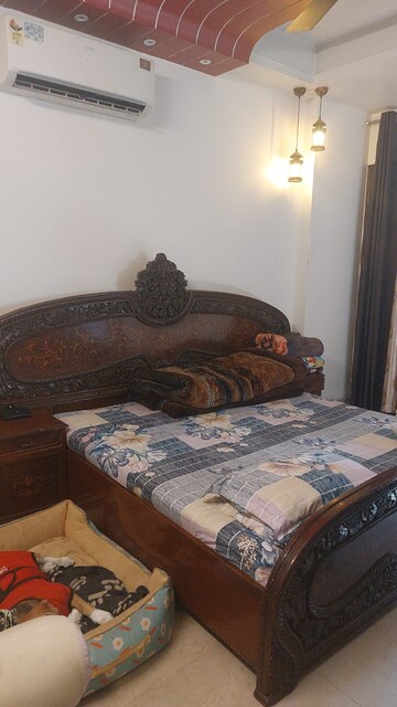 Bedroom in 3 BHK Builder Floor at Dlf Phase iv – for Rent