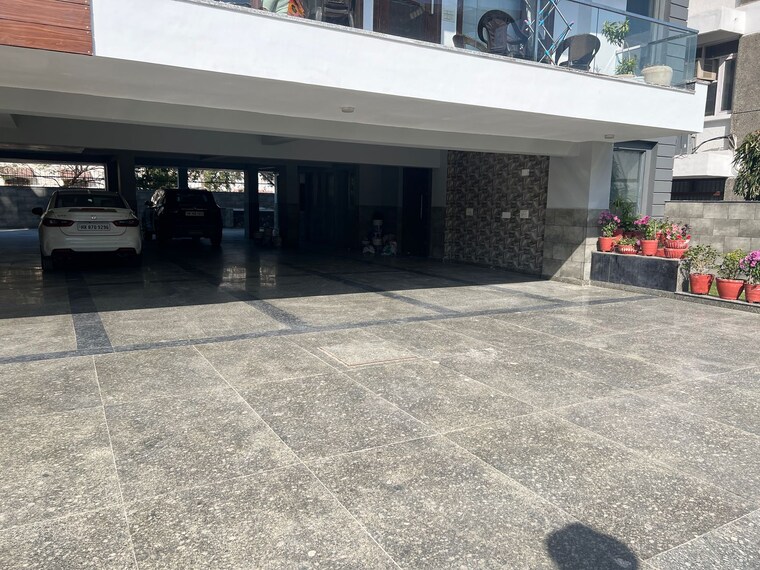  Parking, sector 15 4 Bedroom 500 Sq.Yd. Builder Floor In Sector 15 Faridabad 8977771