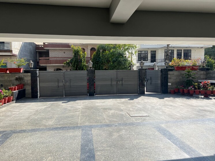  Parking, sector 15 4 Bedroom 500 Sq.Yd. Builder Floor In Sector 15 Faridabad 8977771