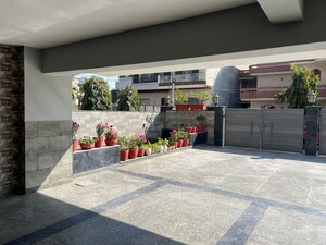 Parking in 4 BHK Builder Floor at Sector 15 – for Sale