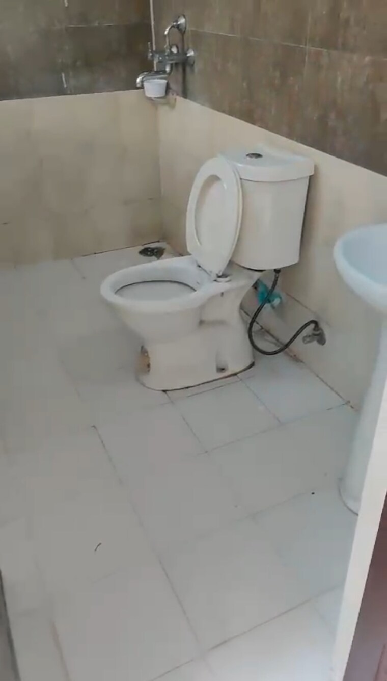 Bathroom, panchsheel-greens-ii 3 Bedroom 1350 Sq.Ft. Apartment In Sector 16 Greater Noida Greater Noida 8977887