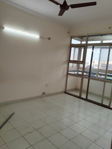 Room in 2 BHK Apartment at Ansal Sushant Estate, Sector 52 – for Rent