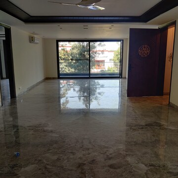 Room in 4 BHK Builder Floor at Sushant Lok I – for Rent